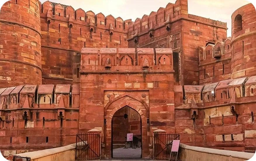 The red sandstone ramparts of Agra Fort