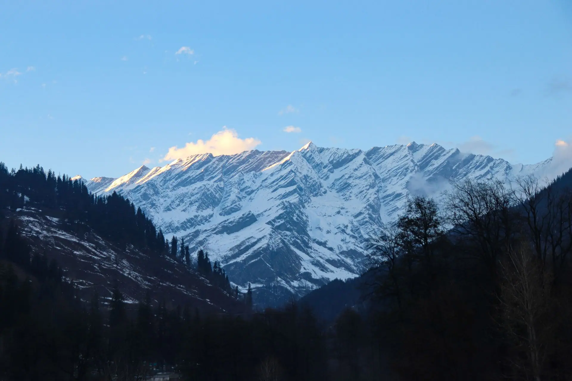 Breathtaking view of snowcapped mountains in Manali, Himachal Pradesh, India during winter with clear blue skies