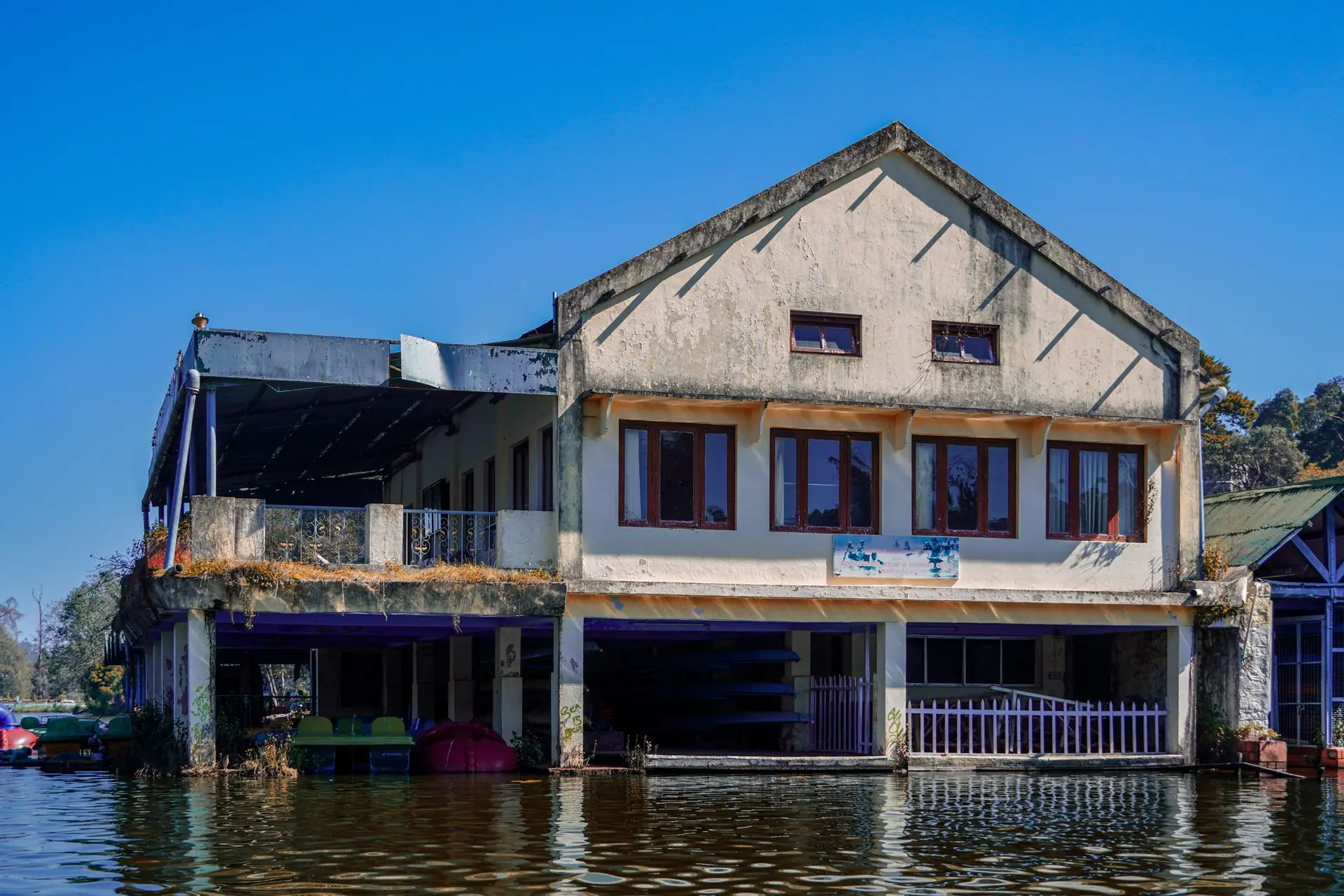 A picturesque old building on the waterfront in Kodaikanal, showcasing local architecture and serene surroundings