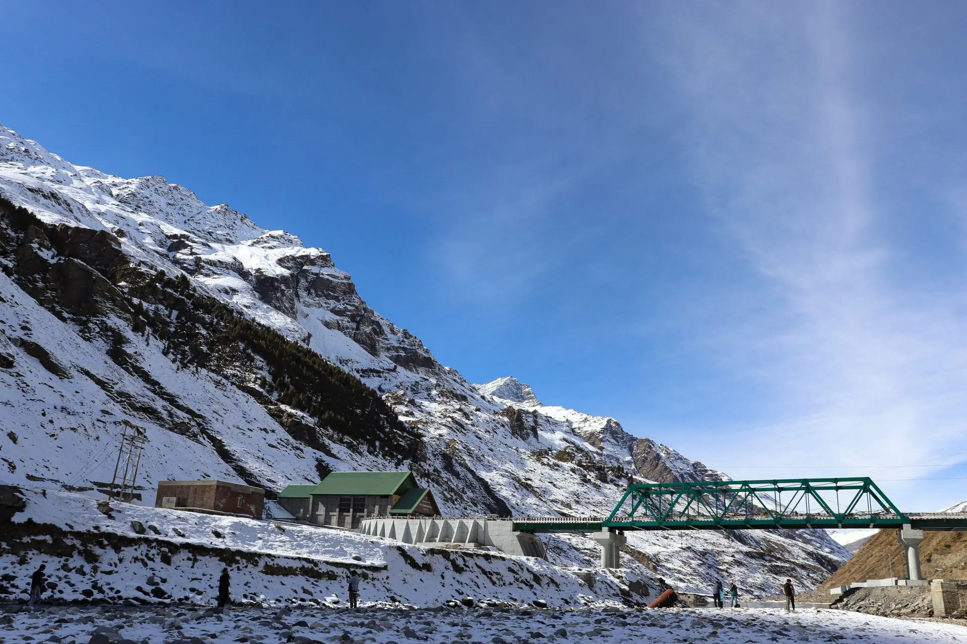 Breathtaking winter view of snowcapped mountains and bridge in Manali, India